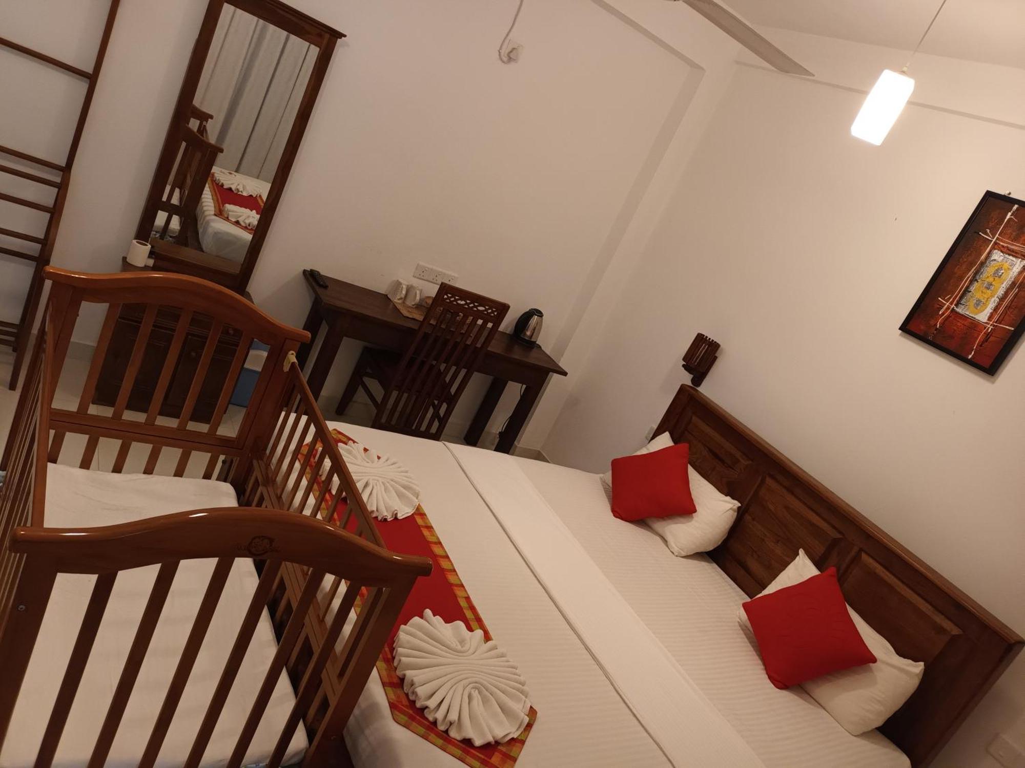 White Camelot Hotel Kandy Exterior photo
