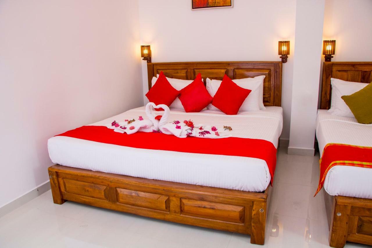 White Camelot Hotel Kandy Exterior photo