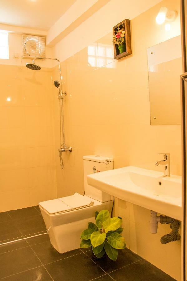 White Camelot Hotel Kandy Exterior photo