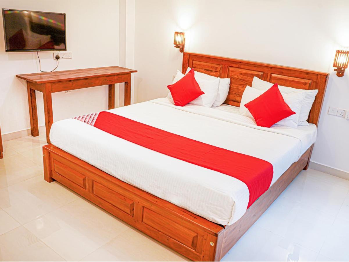 White Camelot Hotel Kandy Exterior photo